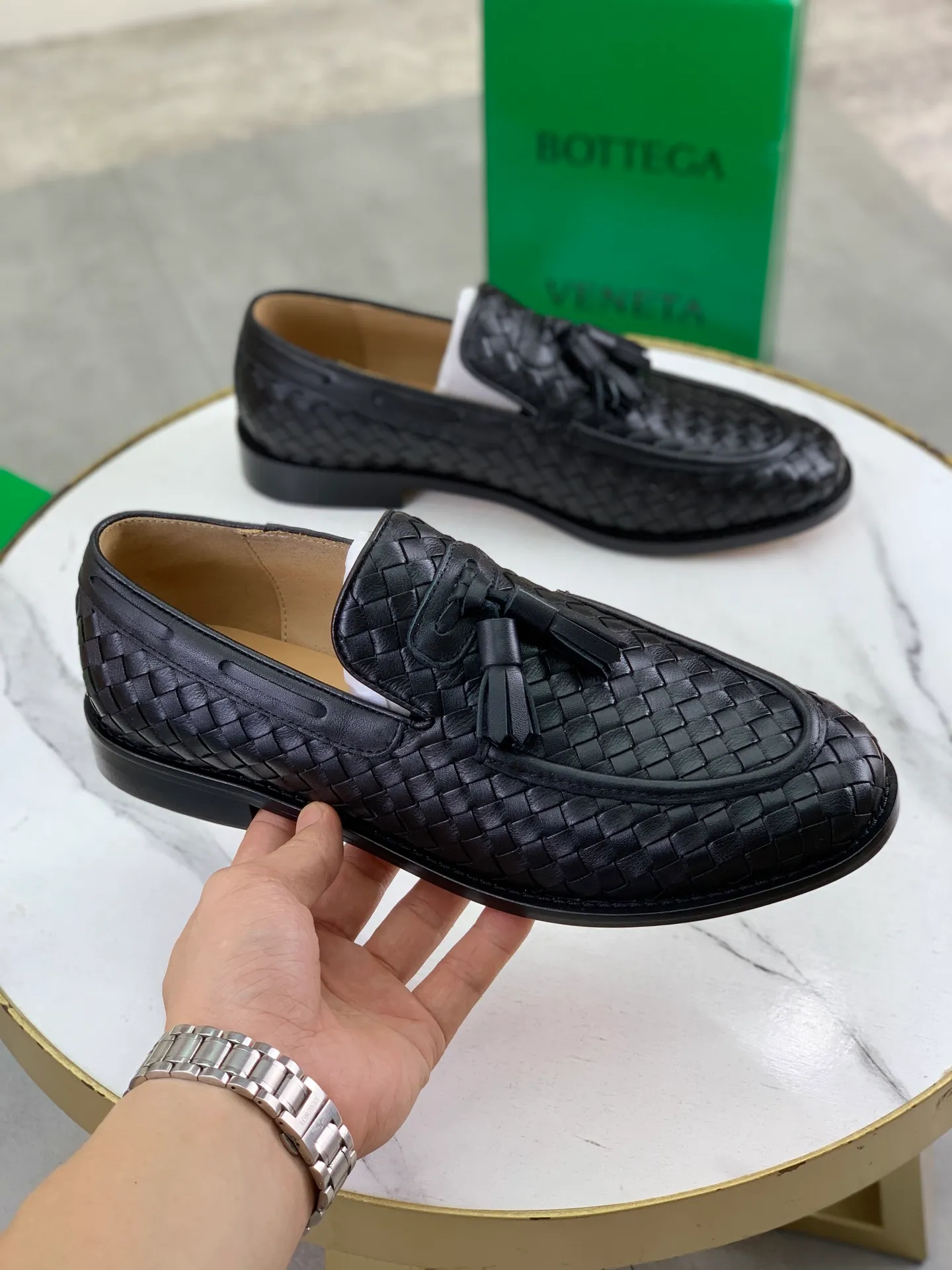 Factory price P860💰Top quality (genuine leather outsole series)💎💎💎 BOTTEGA VENETA official website synchronizes the latest model, top version of the highest version of BV business leather shoes in the market, accept material comparison, shoe type comparison, process comparison, practical and textured, versatile and suitable for any occasion, the more you look at it, the more flavorful it becomes. Pure hand-woven craftsmanship - upper material, imported original hand-woven calfskin - high-quality water-dyed cowhide inside - original private model customized handmade leather outsole -Size: female 35-39 (34 40 customized) male 39-44 (38 45 customized) Comes with original BV green box, complete packaging.
